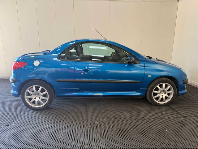 Peugeot - 206 cc - personenauto - 2002 - afbeelding 23 van  26