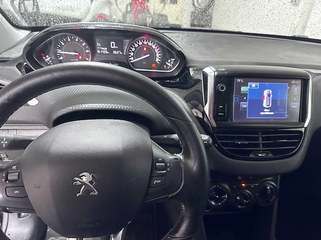 Peugeot - 208 - 1.2 puretech allure - nz-425-b - afbeelding 2 van  23