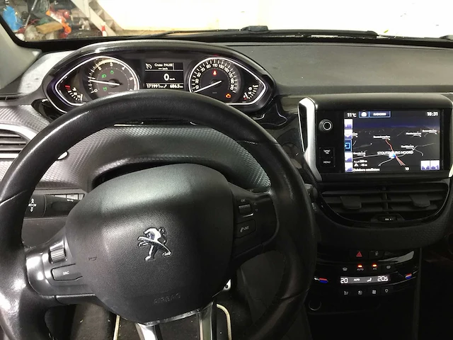 Peugeot - 208 - 1.6 e-hdi blue lease - r-046-ft - afbeelding 2 van  25