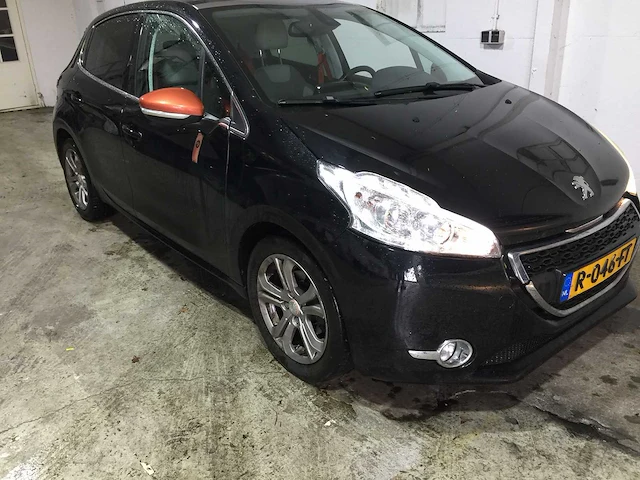 Peugeot - 208 - 1.6 e-hdi blue lease - r-046-ft - afbeelding 23 van  25