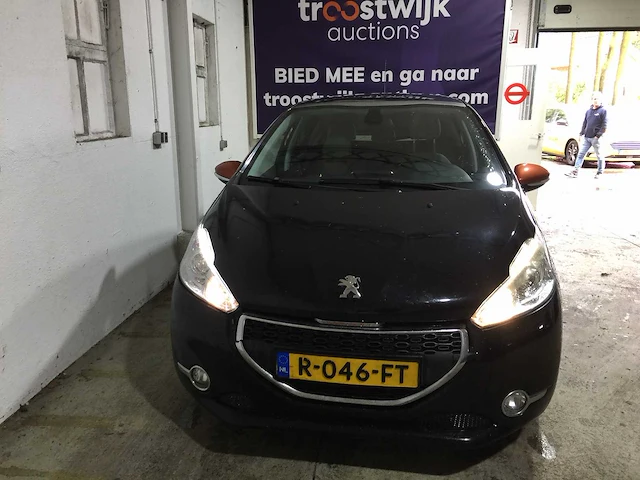 Peugeot - 208 - 1.6 e-hdi blue lease - r-046-ft - afbeelding 24 van  25