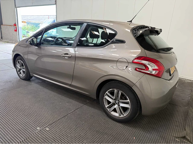 Peugeot - 208 - personenauto - 2012 - afbeelding 22 van  27