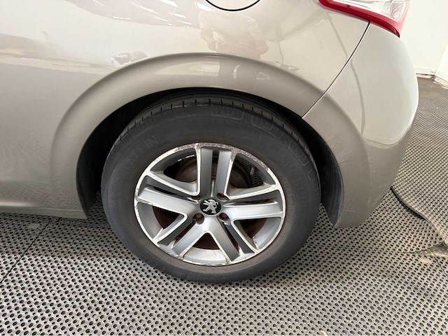 Peugeot - 208 - personenauto - 2012 - afbeelding 13 van  27