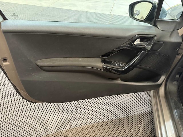 Peugeot - 208 - personenauto - 2012 - afbeelding 20 van  27