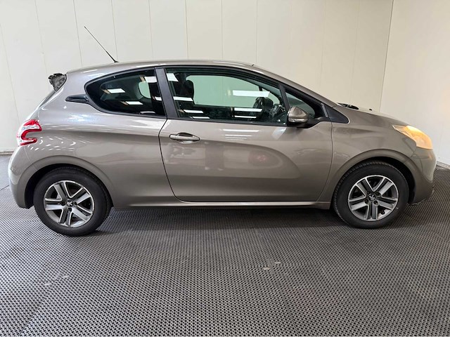 Peugeot - 208 - personenauto - 2012 - afbeelding 23 van  27