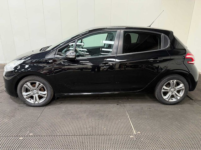 Peugeot - 208 - personenauto - 2015 - afbeelding 12 van  27