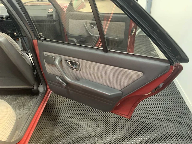 Peugeot - 305 - oldtimer - 1985 - afbeelding 5 van  30