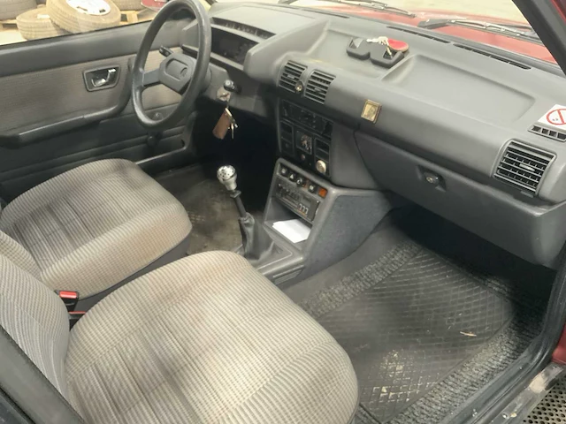 Peugeot - 305 - oldtimer - 1985 - afbeelding 6 van  30
