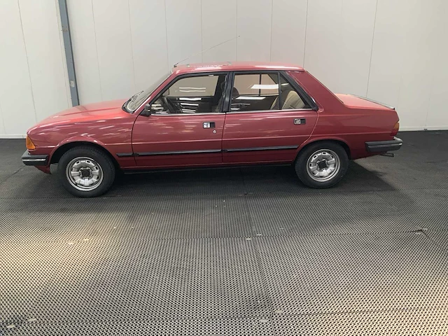 Peugeot - 305 - oldtimer - 1985 - afbeelding 12 van  30