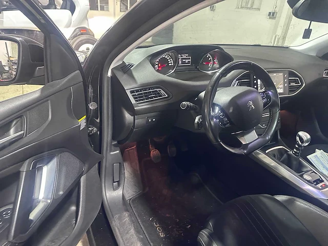Peugeot - 308 sw - 1.2 e-thp première - 7-zbb-61 - afbeelding 17 van  18