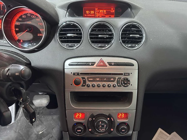 Peugeot - 308 sw - 1.6 e-hdi active - 9-zls-31 - afbeelding 6 van  27