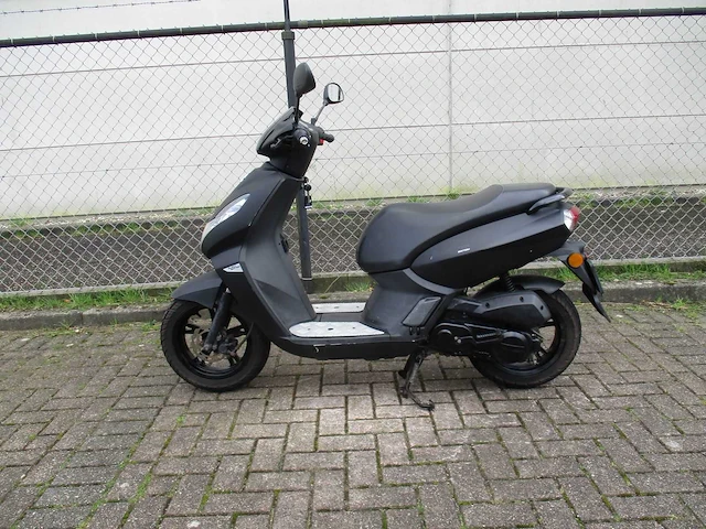Peugeot - bromscooter - kisbee 4t black edition - scooter - afbeelding 1 van  10