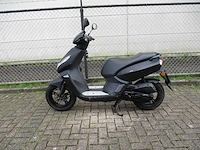 Peugeot - bromscooter - kisbee 4t black edition - scooter - afbeelding 1 van  10