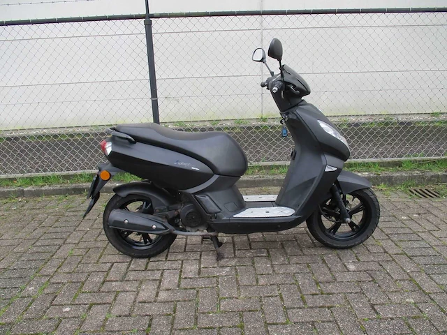 Peugeot - bromscooter - kisbee 4t black edition - scooter - afbeelding 7 van  10