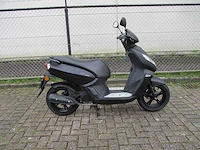 Peugeot - bromscooter - kisbee 4t black edition - scooter - afbeelding 7 van  10