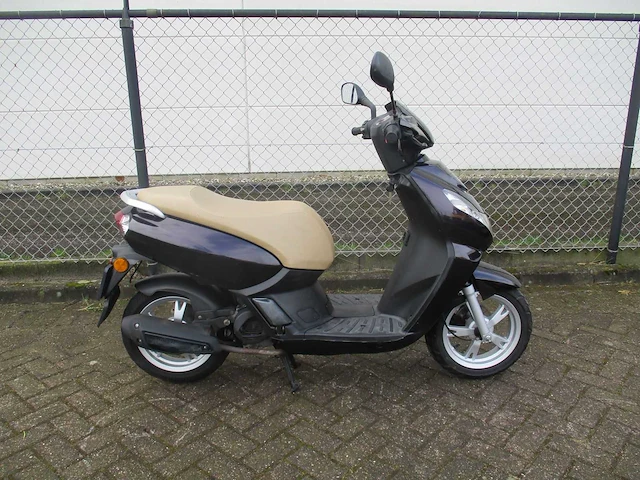 Peugeot - bromscooter - kisbee rs injectie - scooter - afbeelding 8 van  11