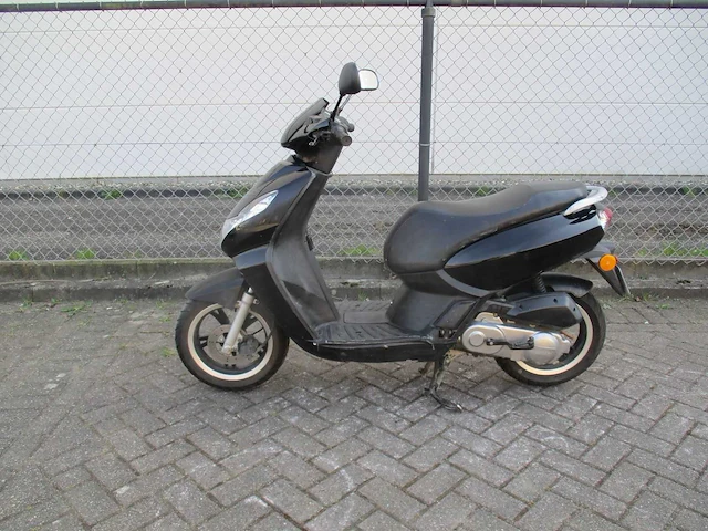 Peugeot - snorscooter - kisbee 4t - scooter - afbeelding 1 van  11