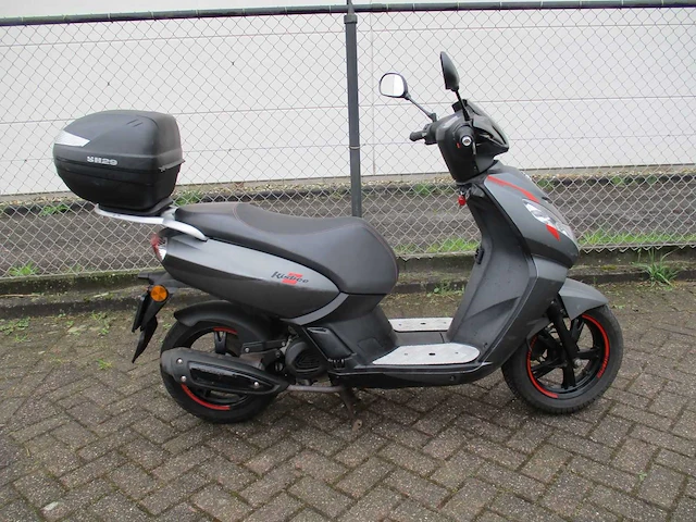 Peugeot - snorscooter - kisbee rs injectie - scooter - afbeelding 8 van  11