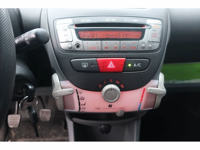 Peugeot 107 1.0-12v xr, 95-pjl-6 - afbeelding 13 van  13