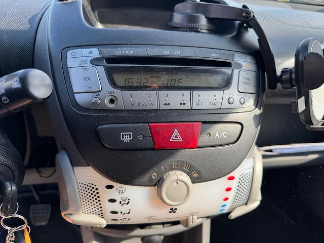 Peugeot 107 1.0-12v xs airco 5-deurs 10-srf-9 - afbeelding 6 van  14