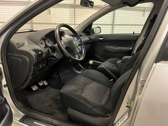 Peugeot 206 sw 1.6-16v quiksilver 109pk 2005 (origineel-nl), 29-rf-vb - afbeelding 19 van  37