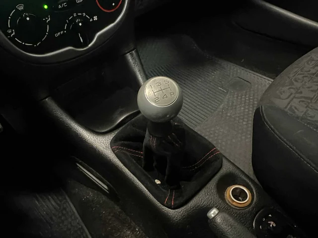 Peugeot 206 sw 1.6-16v quiksilver 109pk 2005 (origineel-nl), 29-rf-vb - afbeelding 28 van  37