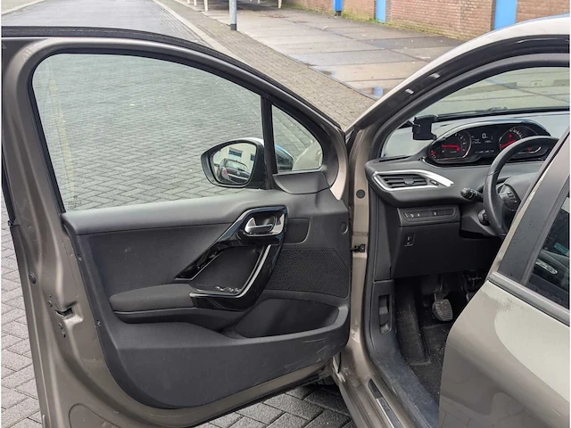 Peugeot 208 1.2 turbo style car 2015 | 8-zjb-97 - afbeelding 2 van  26