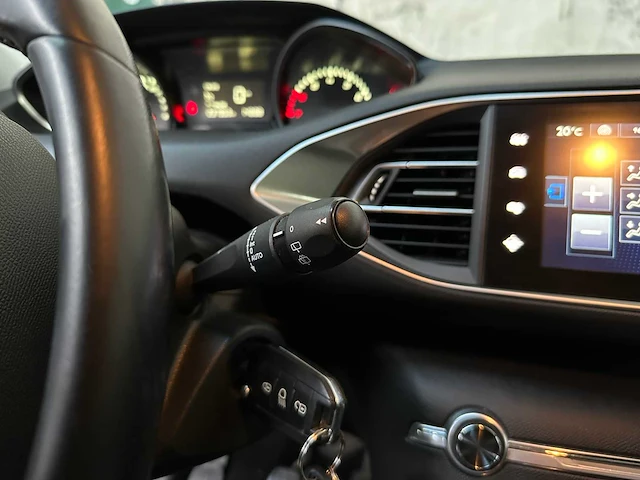 Peugeot 308 1.2 puretech allure 110pk 2015, zt-579-k - afbeelding 18 van  40