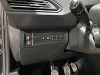 Peugeot 308 sw 1.2 puretech blue lease executive 110pk 2020, g-378-st - afbeelding 13 van  40