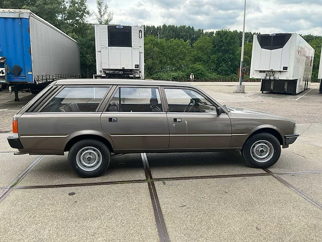 Peugeot 505 gl break familiale stationwagen 7 personen - afbeelding 12 van  15