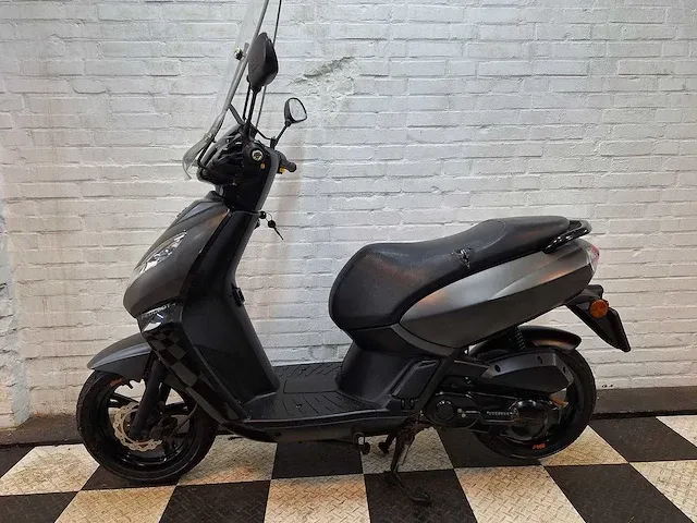 Peugeot kisbee 25 km snorscooter 4takt - afbeelding 1 van  7