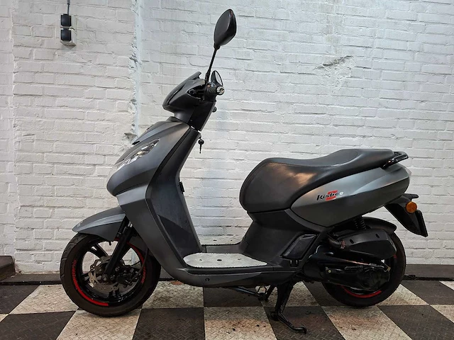 Peugeot kisbee 25 km snorscooter 4takt - afbeelding 1 van  7