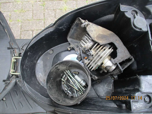 Peugeot kisbee rs naked - bromscooter - streetzone 2 tact injectie - scooter - afbeelding 3 van  12