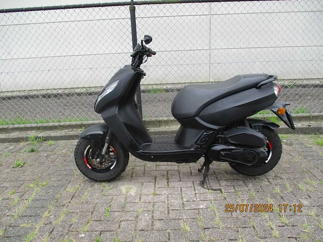 Peugeot kisbee rs naked - bromscooter - streetzone 2 tact injectie - scooter - afbeelding 1 van  12