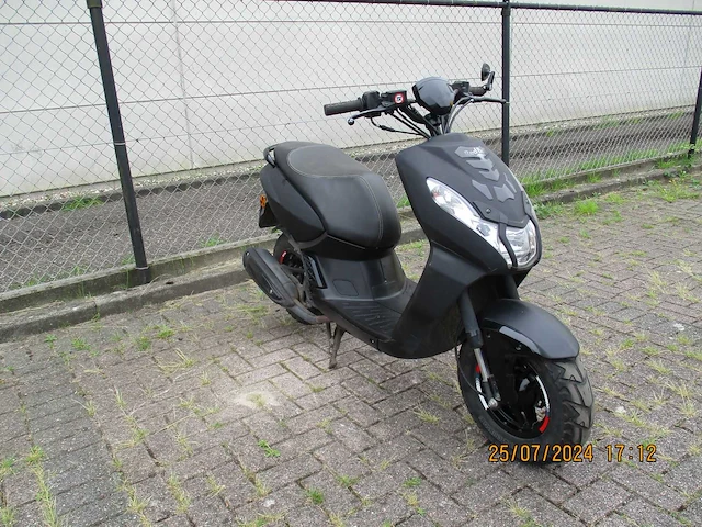 Peugeot kisbee rs naked - bromscooter - streetzone 2 tact injectie - scooter - afbeelding 8 van  12