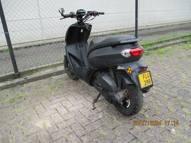 Peugeot kisbee rs naked - bromscooter - streetzone 2 tact injectie - scooter - afbeelding 12 van  12
