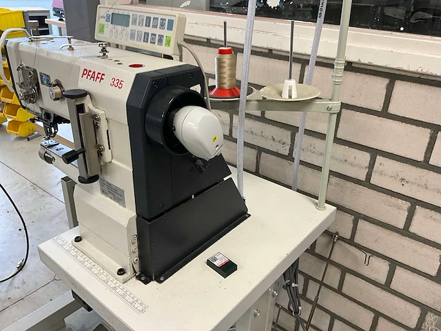 Pfaff 335 vrije-arm naaimachine v.v. ho hsing i90m servomotor, typical naaitafel - voetpedaal - afbeelding 8 van  9