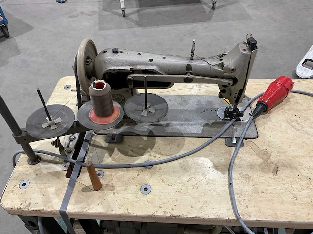 Pfaff professionele naaimachine - afbeelding 6 van  10