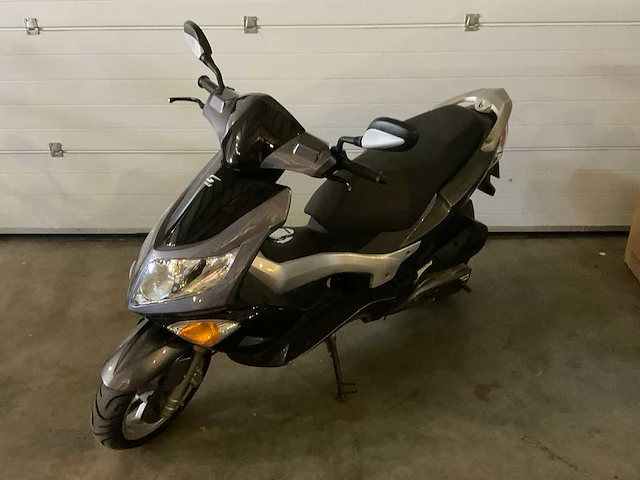 Pgo g-max 125 motorfiets - afbeelding 1 van  13