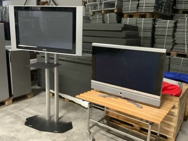 Philips, loewe televisie (2x) - afbeelding 1 van  5