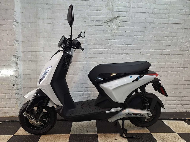 Piaggio - 1 - elektrische bromscooter demo - e-scooter - afbeelding 1 van  8