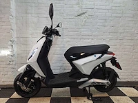 Piaggio - 1 - elektrische bromscooter demo - e-scooter - afbeelding 1 van  8