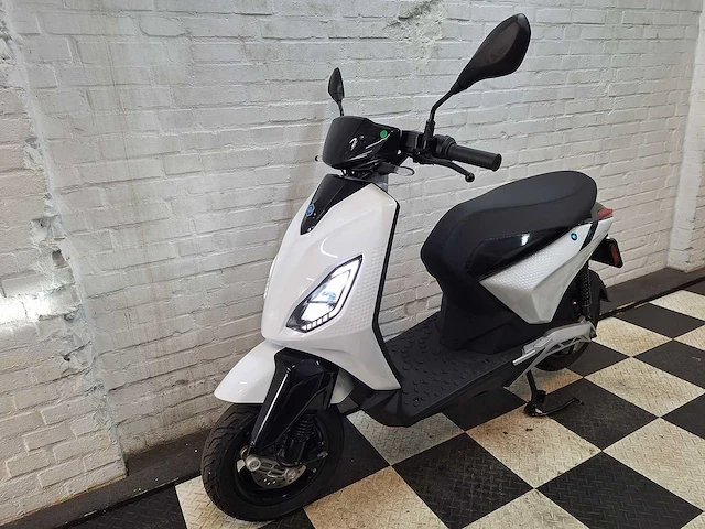 Piaggio - 1 - elektrische bromscooter demo - e-scooter - afbeelding 2 van  8