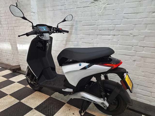 Piaggio - 1 - elektrische bromscooter demo - e-scooter - afbeelding 3 van  8