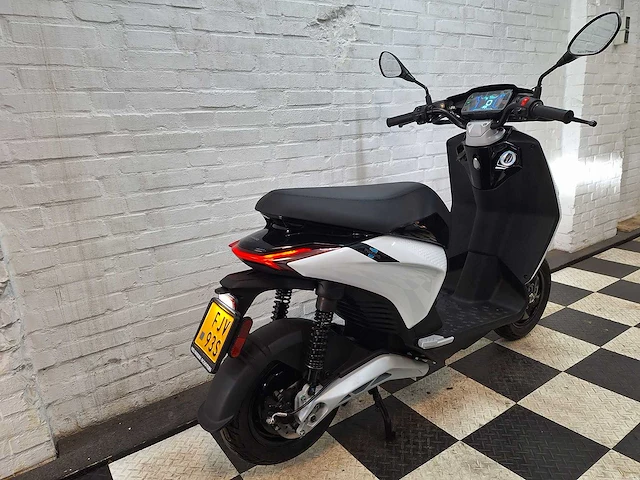Piaggio - 1 - elektrische bromscooter demo - e-scooter - afbeelding 5 van  8