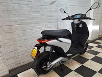 Piaggio - 1 - elektrische bromscooter demo - e-scooter - afbeelding 5 van  8