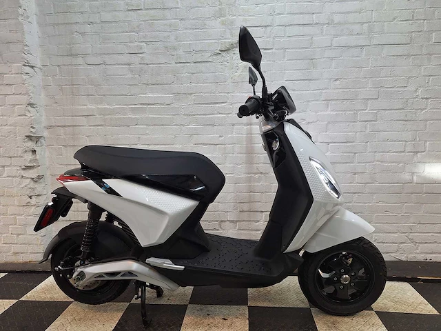 Piaggio - 1 - elektrische bromscooter demo - e-scooter - afbeelding 6 van  8