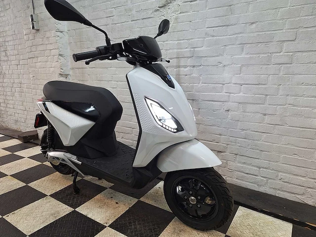 Piaggio - 1 - elektrische bromscooter demo - e-scooter - afbeelding 7 van  8