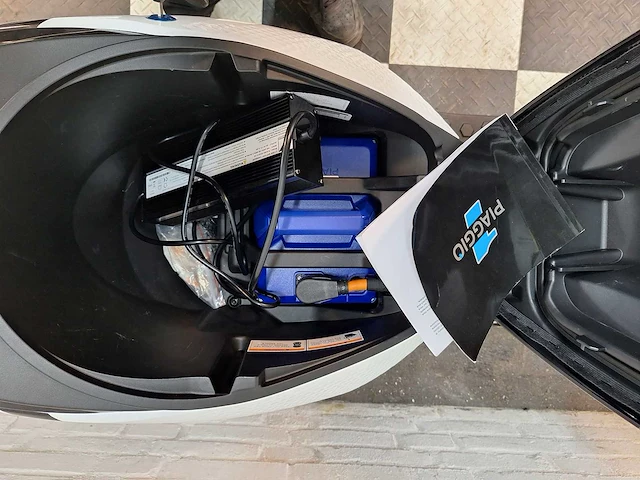 Piaggio - 1 - elektrische bromscooter demo - e-scooter - afbeelding 8 van  8