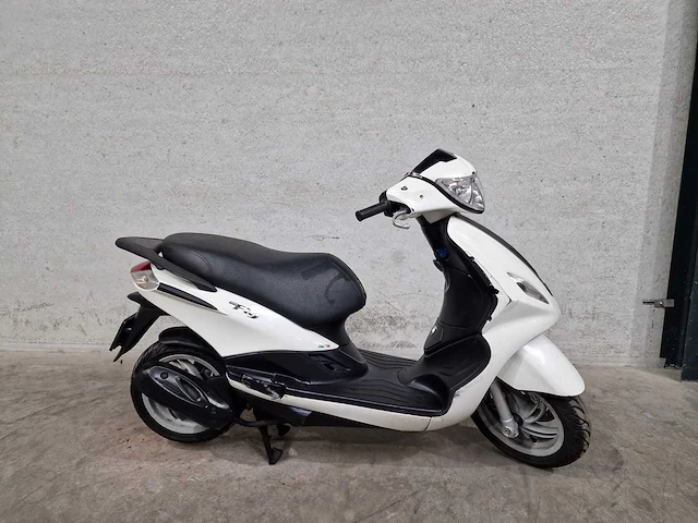 Piaggio - bromscooter - fly 4t - 45km uitvoering ddh90d - afbeelding 2 van  7